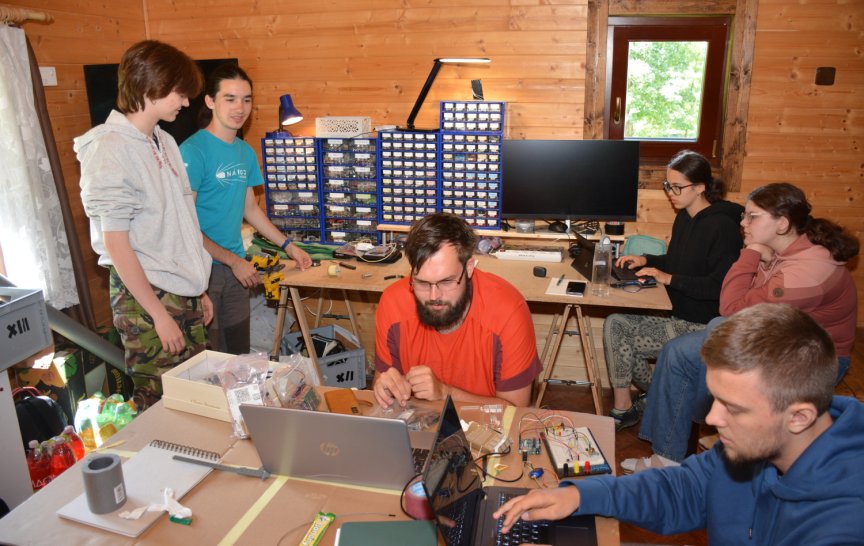 Intenzivní práce na projektech v elektrolabu (foto: Jaroslav Reichl)