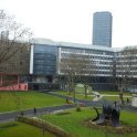 Nádvoří v areálu UPMC - Do červena laděné atrium vlevo se plynule napojuje na dříve postavené části areálu (foto: J. Zeman)